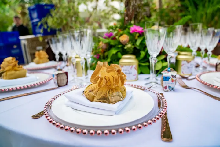 Elegant place setting with a gold fabric favour