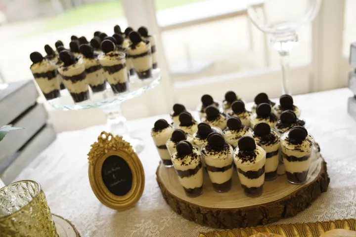 Cookies and cream desserts arranged on raised stands