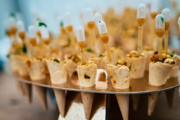 Savoury cones with individual sauce pipettes